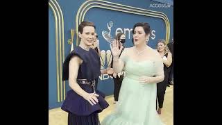 Sarah Paulson & Melanie Lynskey se encontrando no gold carpet.