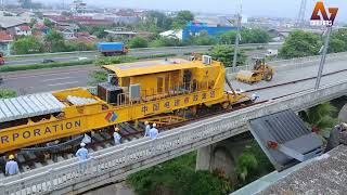 BEGINI CARA KERJANYA‼️Melihat dari dekat Mesin Canggih Pemasang Rel dan Bantalan Rel di Proyek KCIC