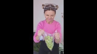 Epic Grape Eating Hack! 🍇💡 #foodhacks #DIY #creative