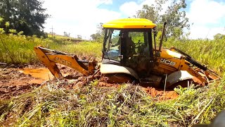 Retroescavadeira JCB saindo do banhado(JCB backhoe loader leaving the swamp)