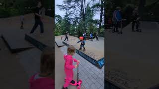 Маленькие роллеры в скейтпарке учатся прыгать. Small rollerblades in skate park