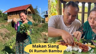 MAKAN SIANG DIRUMAH BAMBU !!