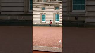 Buckingham Palace Guard #isharasamofira #kingguard #marchup #royal #buckinghampalace #uk #visituk