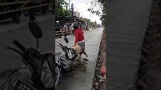 Gini ni akibatny kalau jalan || Gak lihat² dulu.. Udah tau jalanNya masih..