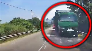 Trailer dan kereta bertembung