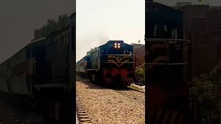 Queen Train Of Rawalpindi 8 Down Tezgam Passing Through Hyderabad City #tezgam #hyderabad #subscribe