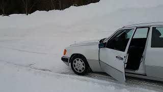 Mercedes 250D W124 Farbe Arcticweiss und Umgebung Arcticweiss