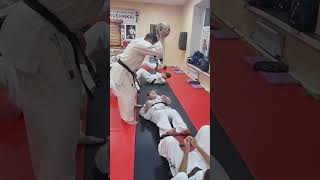 Набивка пресса в каратэ киокушинкай с помощью мяча. Abs punched in karate kyokushin. #kyokushin