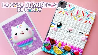 ¡Vamos a hacer una funda para tableta de la fiesta de Pastelillo! | LA CASA DE MUÑECAS DE GABBY