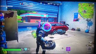 Mejora un Vehículo con Llantas Todorreno y Llena un Vehículo con Gasolina! FORTNITE