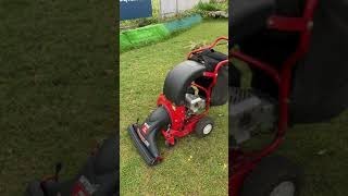 Park vacuum cleaner with a branch shredder in operation \ Парковый пылесос с измельчителем веток