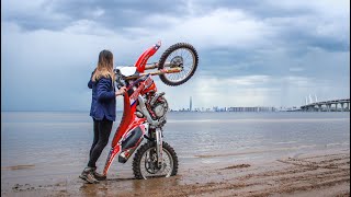 Учимся ездить на заднем колесе за 5 минут. Мастер-класс по wheelie от Алёны и Honda CRF450R.