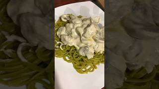 Spinach paste with white sauce, chicken and mushroom (fideos con pollo champiñones y crema )