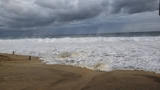 Efecto de un huracán en el mar, olas muy altas se comen la playa