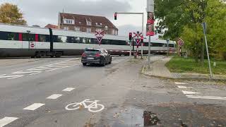 Jernbaneoverskæring i Lindholm || Railroad Crossing in Lindholm, Denmark.