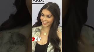 📸 The gorgeous Madison Beer looks so pretty whilst posing for Paparazzi on the Red Carpet!!! 🔥