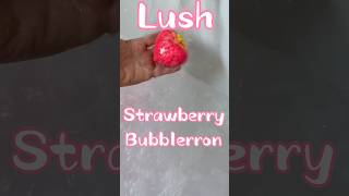 LUSH 🍓 STRAWBERRY CRUMBLE BUBBLERRON 🍓 #lush #bathbomb