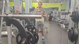 Entrenando pierna en el gym