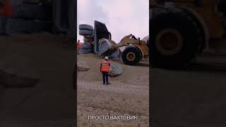 На Севере, Самосвал перевернулся, Это жесть. 😲😲😲In the North, the dump truck overturned, It's tin.