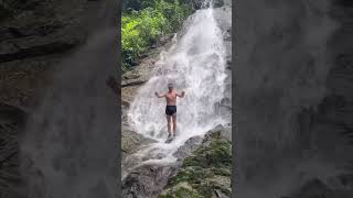 Strength training in a waterfall 💪🏼👍🏼#phuket #runningman #runnerslife #runnersworld #run