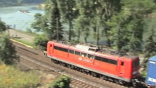 Bahnen links und rechts des Rheins südlich der Loreley