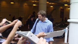 Dirk Nowitzki, former NBA MVP, signing autographs - TopSignatures.com