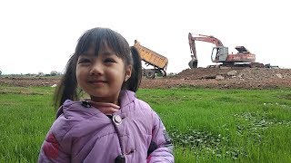 Máy xúc máy cẩu máy múc xe tải | Lần đầu Cải đi xem xe xúc | Truck Excavator for kids