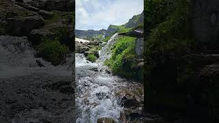 Эсто Садок, в горах, красивое падение воды. Esto Sadok, in the mountains, a beautiful drop of water.