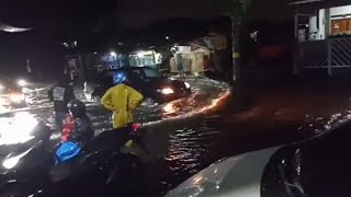 Hujan Besar dan terus menerus Banyak Motor Ga bisa lewat !! Banjir Jl. Sriwijaya Bdg