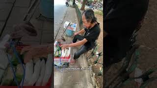 Bagian3 Memberikan sedikit rezeki kepada bapak penjual tahu dan tempe #part2 #berbagi