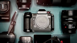 WHATS IN MY CAMERA BAG 2020 | S1R