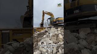 Screen Machine Industries 4043T Impact Crusher breaking up concrete.