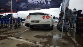 R35 Godzilla reving its engine with crackles