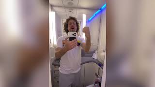 Luisito cantando No Me Conoce Remix en el baño de un avión ✈️