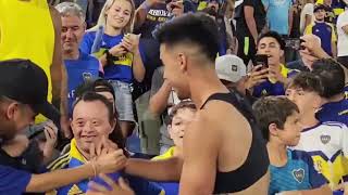 (  ATITUDE VENCEDORA  ) OLHA O QUE ESSE jogador do Boca Juniors vez com esse garoto ! pura emoção !