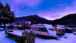 Wintereinbruch auf dem Campingplatz Hetzingen in der Eifel NRW