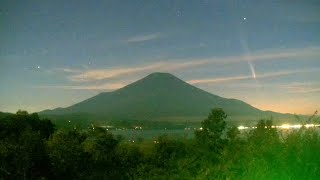 【紫金山･アトラス彗星】山中湖ライブカメラ タイムラプス映像（2024年10月14日）提供：UTYテレビ山梨