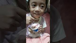 Waw makan es krim dua rasa