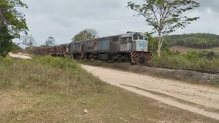 Trem com vagões mistos sendo tracionados pela U20C 2592.