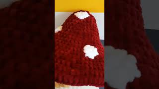 Heina le champignon en crochet avec broderie sur le corps