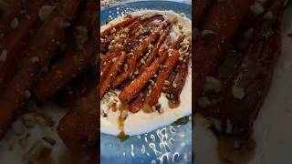 honey roasted carrots with garlicky yogurt sauce 🥕🧄