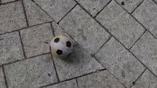 играю в футбол    I play football