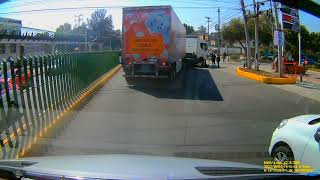 Motocicleta choca con trailer de Bimbo en Xochimilco