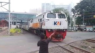 Kawis Retro!Hunting Ramainya Pagi-Siang Hari Krl Commuterline & Ka Jarak Jauh Stasiun BKS P1