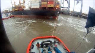 RT Pioneer assist MSC Atlantic in Bremerhaven