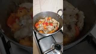 Начинаю готовить жаркое из курицы. Испытание сковороды Вок.