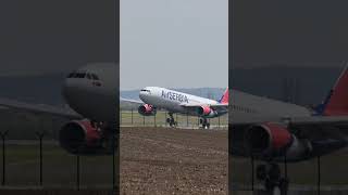 CROSSWIND! #landing #a330 #airserbia #belgradeairport #longrange #aviation #planespotting #tianjin