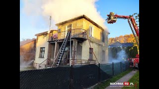 Pożar domu w Bochni - widok z ulicy Solna Góra - Bochnia112.pl