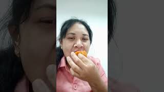 makan buah kesemek..baru pertama kali