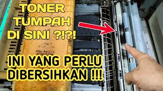 Membersihkan toner yang jatuh di sekitar regis karena sisa toner penuh di bagian ini